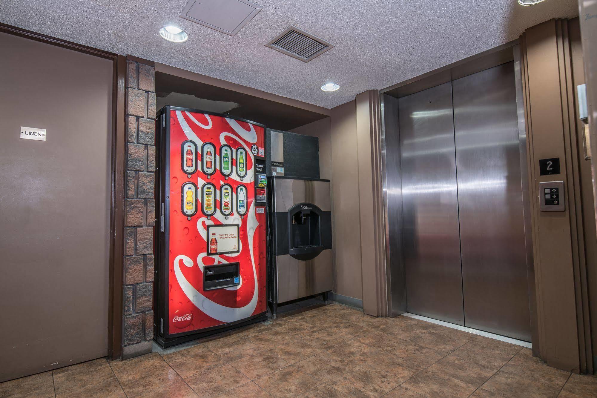 Argyll Plaza Hotel Edmonton Extérieur photo
